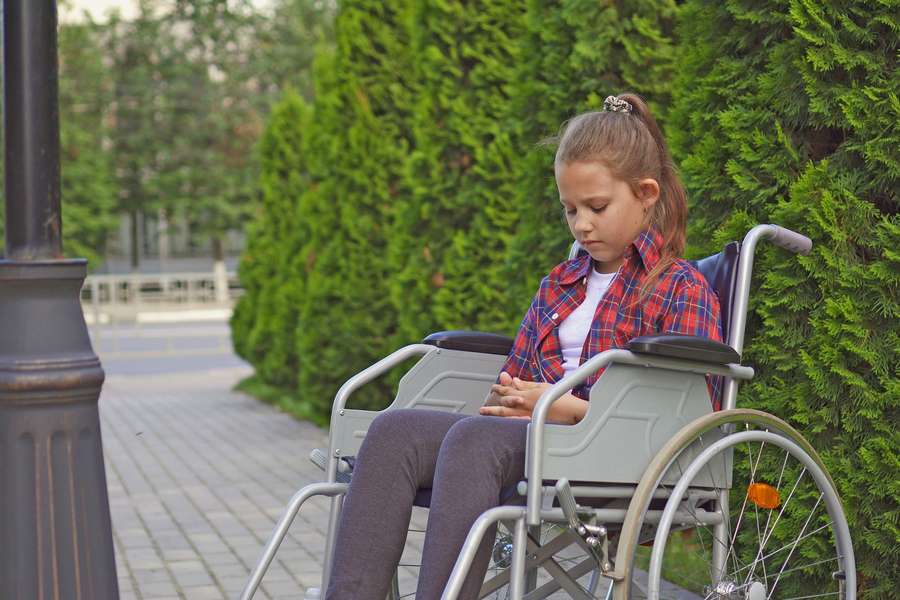 Неработающий инвалид с детства. Девочка в инвалидной коляске. Ребенок в инвалидном кресле. Коляска для детей инвалидов. Кресло для ребенка инвалида.